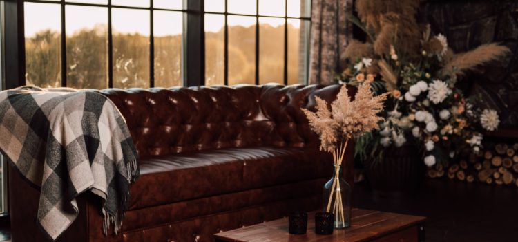 Mélanger ancien et moderne : idées déco autour du canapé chesterfield